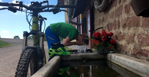 Abkühlung bei der MTB-Tour im Sommer