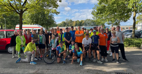 Gruppenfoto am Sportplatz in Gremmendorf vom Münsterland Sternlauf 2026